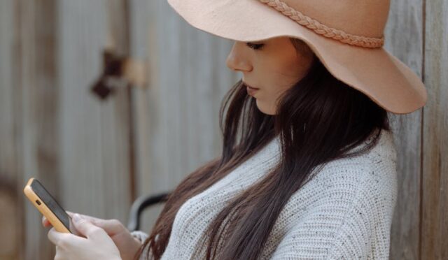 2025 İlkbahar-Yaz Mevsim Trendleri: Renkler, Dokular ve Stil Önerileri