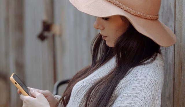 2025 İlkbahar-Yaz Mevsim Trendleri: Renkler, Dokular ve Stil Önerileri