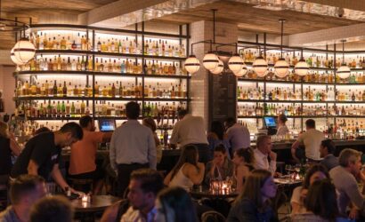 New York'taki şık bir barda sosyal hayatın canlı atmosferini keşfedin, eğlencenin tadını çıkarın.