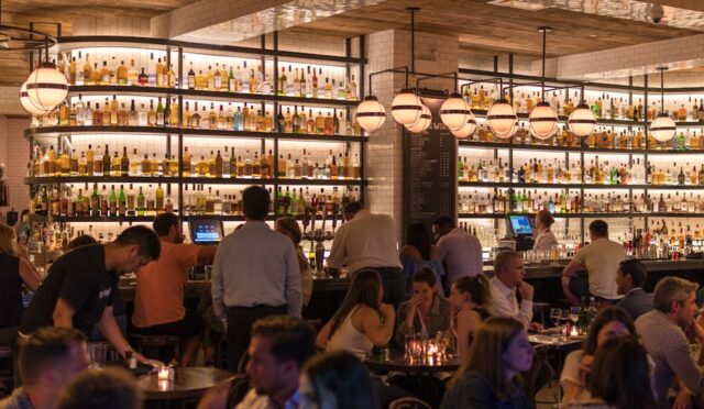 New York'taki şık bir barda sosyal hayatın canlı atmosferini keşfedin, eğlencenin tadını çıkarın.