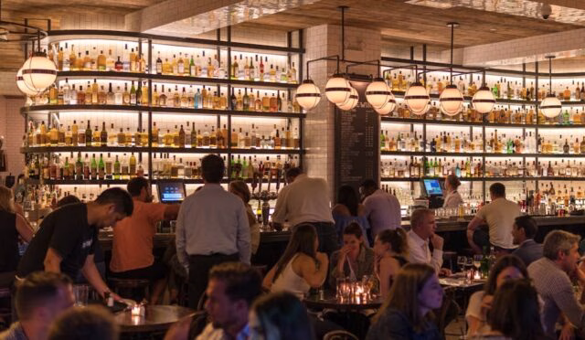 New York'taki şık bir barda sosyal hayatın canlı atmosferini keşfedin, eğlencenin tadını çıkarın.