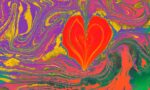 Renkli ebru yaparak oluşturulmuş kalp şekilli, soyut dalgalarla dolu canlı bir sanat eseri.