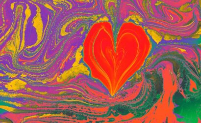 Renkli ebru yaparak oluşturulmuş kalp şekilli, soyut dalgalarla dolu canlı bir sanat eseri.