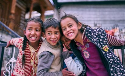 "Mutlu çocuklar, sosyal hayatın önemini gösteren bir grup sarılmasıyla dostluklarını kutluyor."