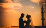 Gün batımında bir çiftin sarıldığı silüet, evlilik ve çift ilişkilerinin romantik anlarını simgeliyor.