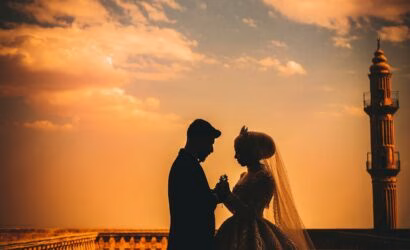 Gün batımında bir çiftin sarıldığı silüet, evlilik ve çift ilişkilerinin romantik anlarını simgeliyor.