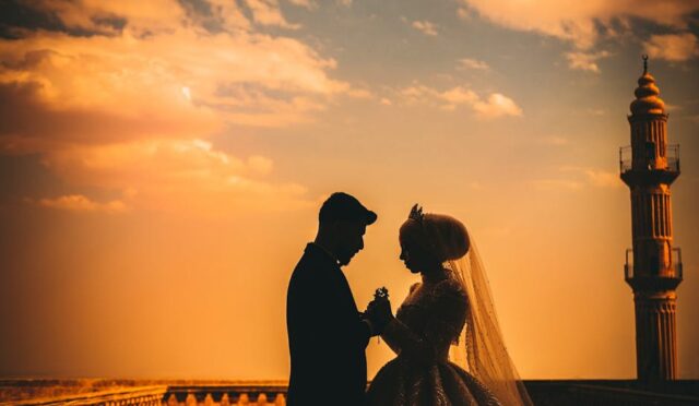 Gün batımında bir çiftin sarıldığı silüet, evlilik ve çift ilişkilerinin romantik anlarını simgeliyor.