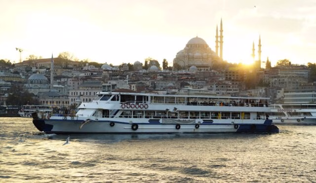 İstanbul'un tarihi silueti ve Süleymaniye Camii eşliğinde, Avrupa'da tatil için muhteşem bir gün batımı.