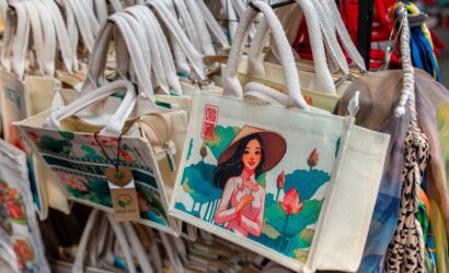 Renkli sanat tasarımlı kanvas çantalar, alışveriş sırları için mükemmel bir seçenek.