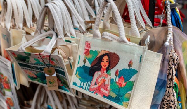 Renkli sanat tasarımlı kanvas çantalar, alışveriş sırları için mükemmel bir seçenek.