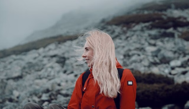 Saç Dökülmesi: Belirtileri ve Nedenleri Hakkında Kapsamlı Rehber