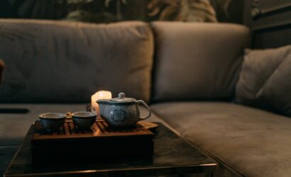 "Yaşamı kolaylaştırmak için huzurlu bir ortamda teapot ve çay fincanlarıyla hazırlanan bir sunum."