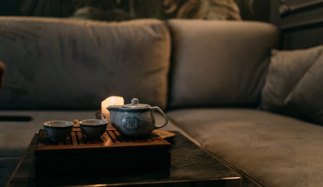 "Yaşamı kolaylaştırmak için huzurlu bir ortamda teapot ve çay fincanlarıyla hazırlanan bir sunum."