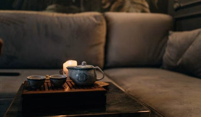 "Yaşamı kolaylaştırmak için huzurlu bir ortamda teapot ve çay fincanlarıyla hazırlanan bir sunum."